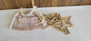 lot 1559 image: Vintage clothespin bag wclothespins