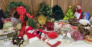 lot 1585 image: Christmas decor
