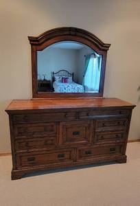 lot 100 image: Aspenhome Dresser with Mirror - 8 Drawers with Jewelry Insert - 68 x 20 x 38