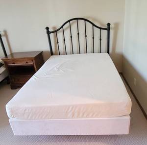 lot 107 image: Tempur-Pedic Full Size Mattress, Box Spring and Metal Headboard with Bed Rails