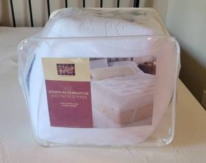 lot 108 image: Woolrich FULL Down-Alternative Mattress Topper