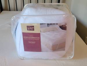 lot 110 image: Woolrich FULL Down-Alternative Mattress Topper