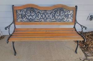 lot 119 image: Outdoor Bench