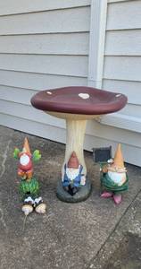 lot 123 image: Gnome Bird Bath 19, 2 Figurines 12 and 2 Gnomes on Sticks - See last pictures to view small damage