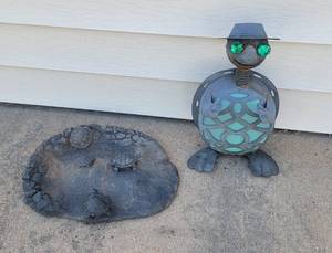 lot 124 image: Solar Turtle and Splash Stone