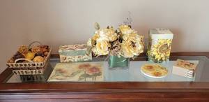 lot 138 image: Home Decor - Sunflowers