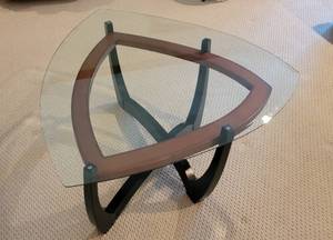 lot 153 image: Mid Century Modern Look Coffee Table - 40 x 48