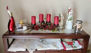 lot 185 image: Christmas Decor