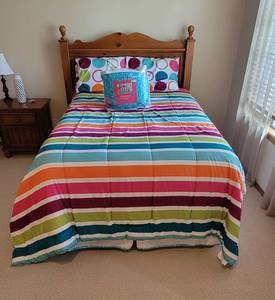 lot 192 image: (2) FullQueen Comforter Sets and (2) Bed Pillows