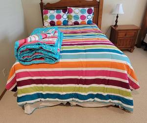lot 196 image: (2) FullQueen Comforter Sets and 2 Bed Pillows