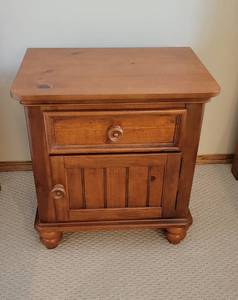 lot 198 image: Nightstand - 23 x 16 x 25