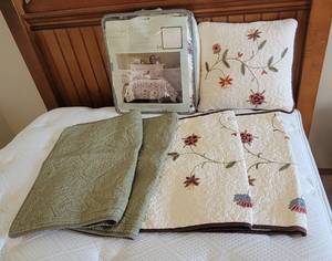 lot 199 image: FullQueen Quilt, 4 Shams and (1) Decorative Pillow