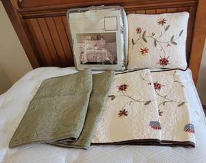 lot 200 image: FullQueen Quilt, 4 Shams and (1) Decorative Pillow