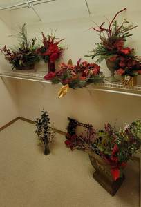 lot 209 image: Christmas Decor - Large Arrangements