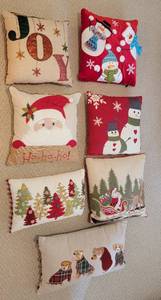 lot 211 image: Christmas Pillows