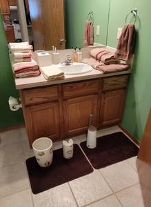 lot 212 image: Bathroom Accessories - Contents of Bathroom