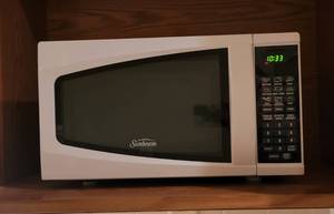 lot 235 image: Sunbeam Microwave - 700 Watts - Model SM0701A7E