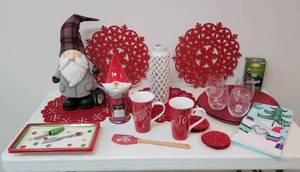lot 286 image: Gnome and Christmas Decor