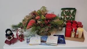 lot 287 image: Large 36 Centerpiece Arrangement and Seasonal Decor