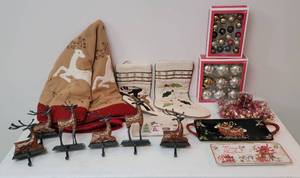 lot 289 image: Christmas Decor