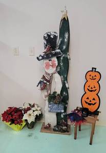 lot 291 image: Holiday Decor - Snowman 66 - Pumpkin 25