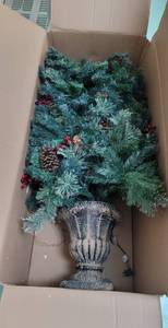 lot 293 image: Franklin Potted Pre-lit Christmas Tree 6.5
