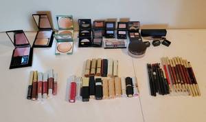 lot 302 image: Makeup