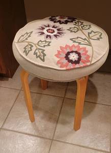 lot 313 image: Vanity Stool with Cushion - 22 Tall