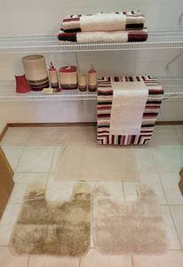 lot 314 image: Coordinating Bathroom Rugs and Bathroom Accessories