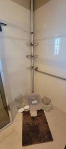 lot 315 image: Acrylic Drain Boards, Wire Suction Cup Baskets and Spring Tension Shower Caddy