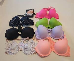 lot 325 image: Victoria Secret 36C Bras