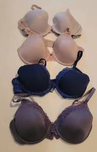 lot 326 image: Natori Bras - 38B