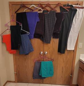 lot 913 image: Womens Size Large, 10,12 and 14 Pants