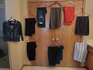lot 915 image: Womens Pants - Most are Size 16