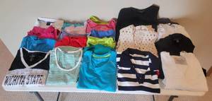 lot 920 image: Womens Size Large Clothing