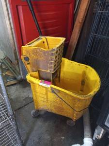 lot 2483 image: Rubbermaid mop bucket