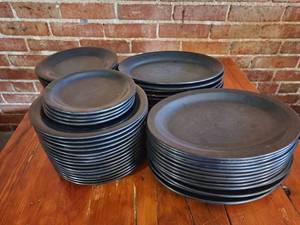 lot 8760 image: (55) Black Plastic Plates - 4 Sizes