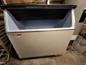 lot 8795 image: Ice O Matic Ice Cooler