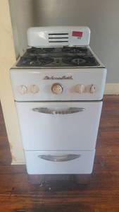 lot 8820 image: Vintage Modern Maid Enamel 4 Burner Stove W Oven