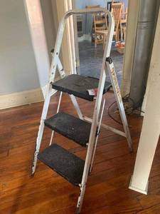 lot 6972 image: 3-Step Ladder