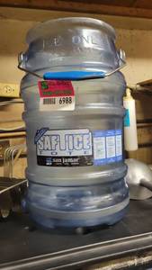 lot 6987 image: San Jamar Ice Bucket W an Ice Scoop