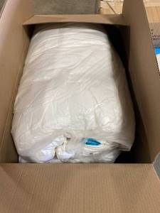 lot 73803 image: Queen Size Mattress Topper