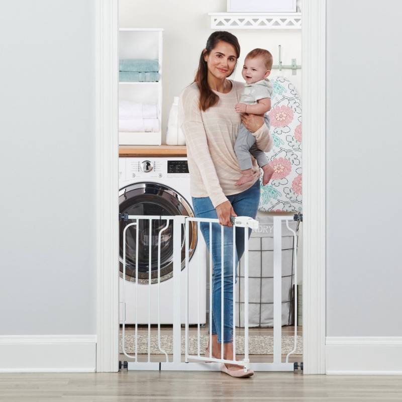 lot 5870 image: Regalo Easy Step Extra Wide Walk-Thru Baby Gate