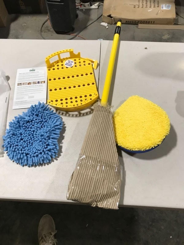 lot 8683 image: DAMAGED SEE PICS - Wall Cleaning Tool