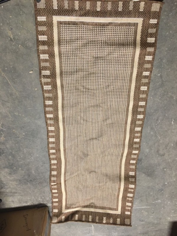 lot 8472 image: Area Rug 2�� x 5��