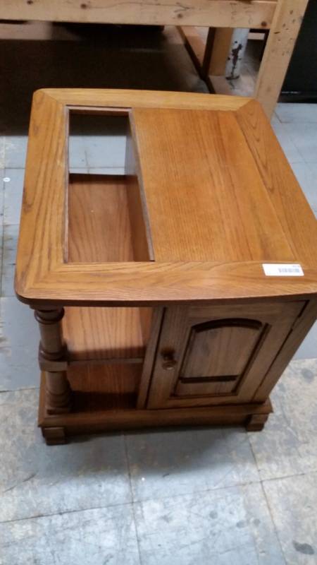lot 3018 image: Small In-Table