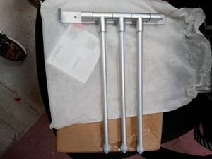 lot 7719 image: Towel rack