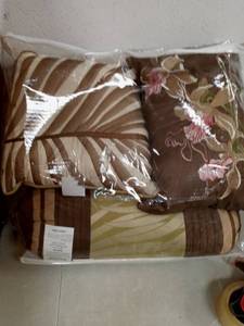 lot 7729 image: Madison Park full size comforter set.
