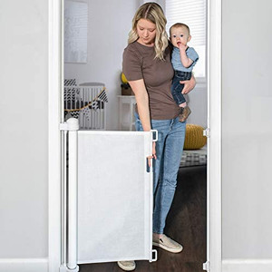 lot 7809 image: YOOFOR Retractable Baby Gate
