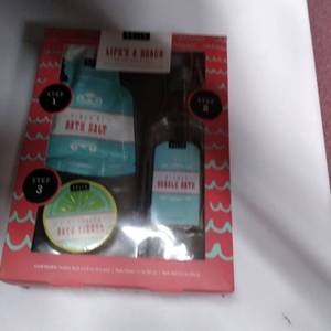lot 9655 image: LIFES A BEACH BATH GIFT SET